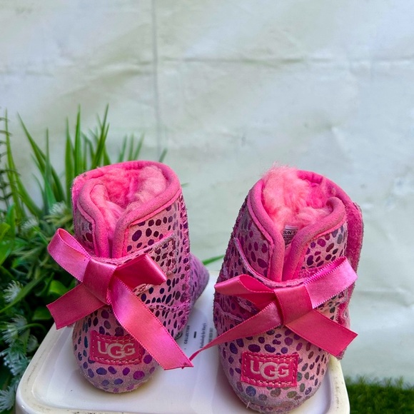 UGG
Kid's Jesse Bow II Spots
Pink Rose SPARKLE SUEDE
Size: 0/1 (0-6 Months) - Picture 11 of 16